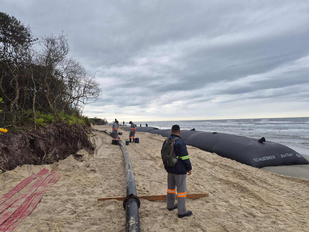 Estreito do Melão, na Ilha do Cardoso, em Cananéia, com geobags na faixa de areia