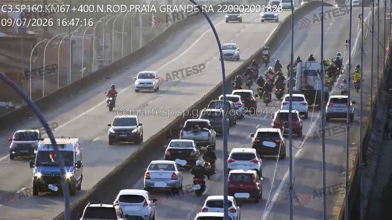 Motociclistas reunidos na rodovia