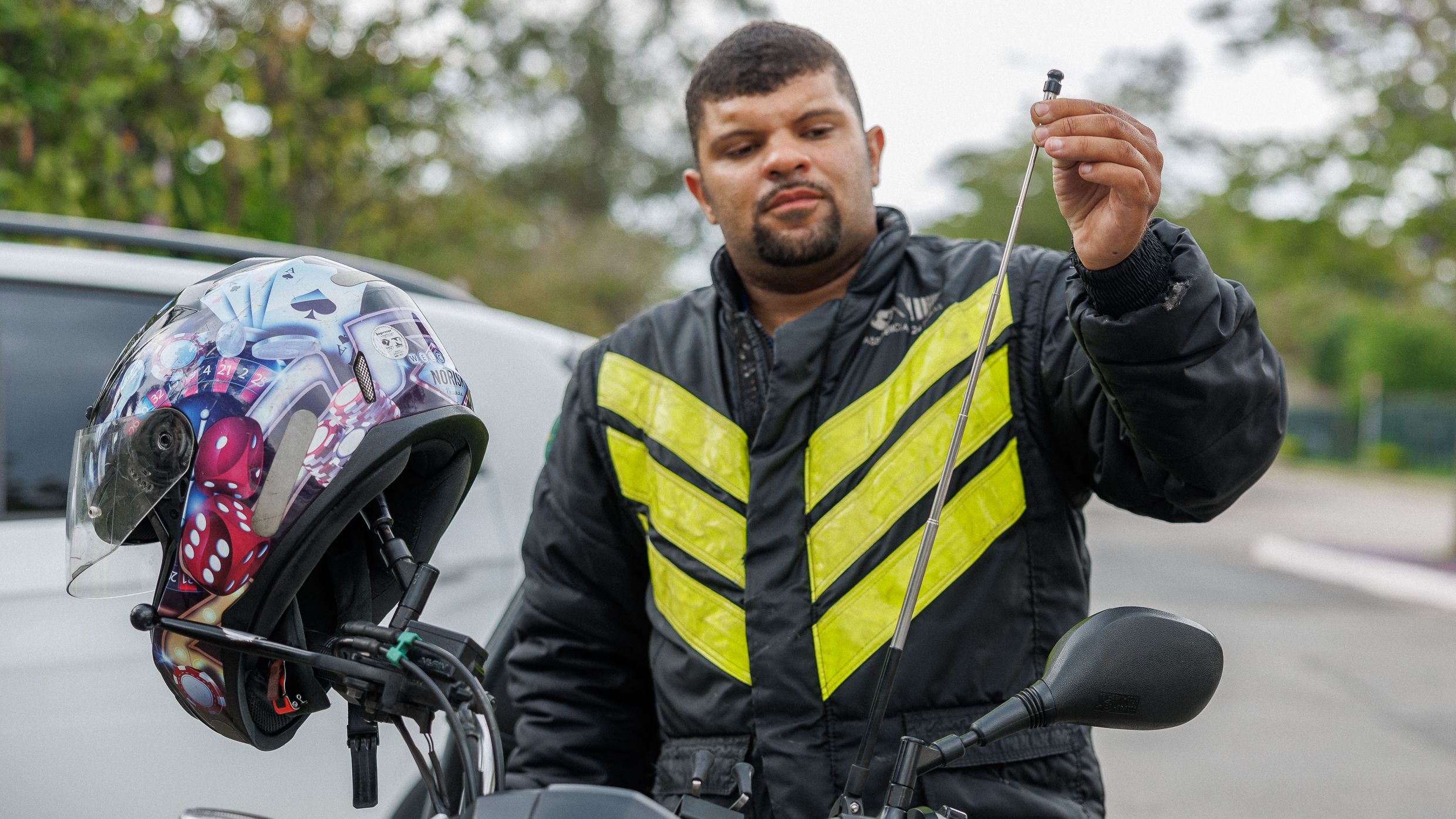 Motociclista mostrando antena que protege contra linhas de pipa