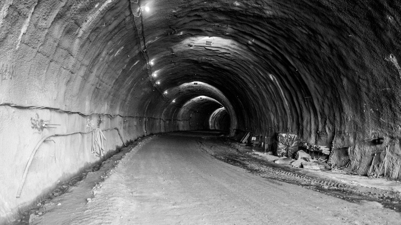 Interior do túnel da rodovia dos Tamoios