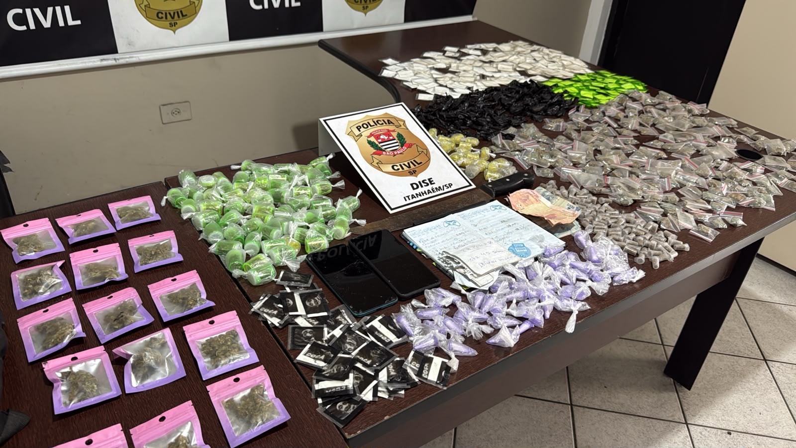 Polícia apreendeu mais de 900 porções de drogas, além de celulares, anotações do tráfico e uma faca