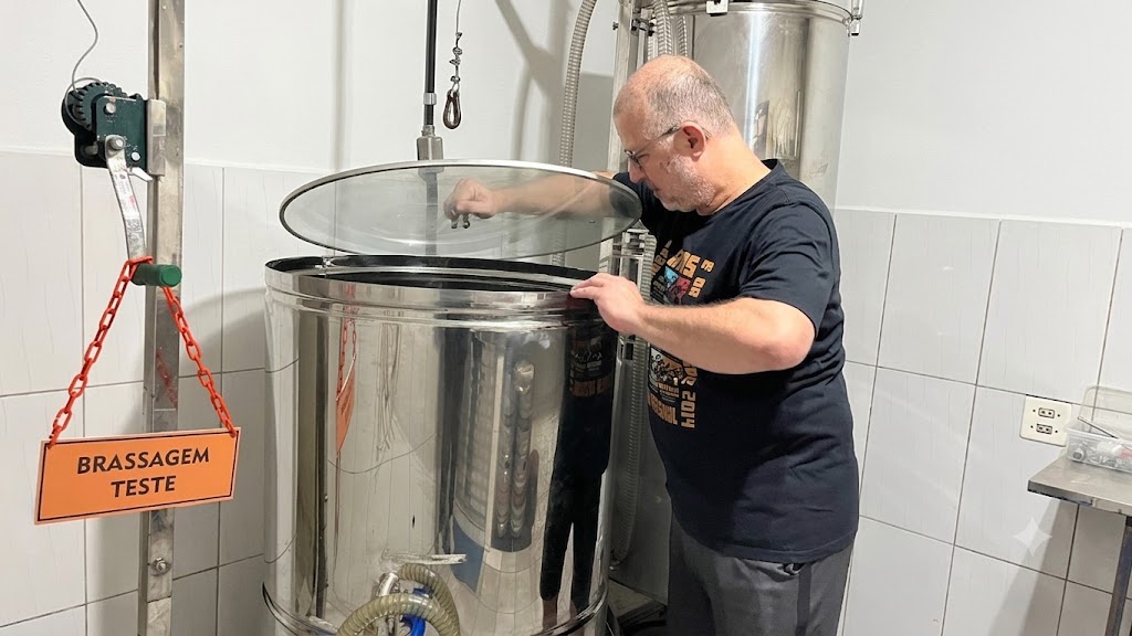 Ricardo Ramos realizando a produção da cerveja