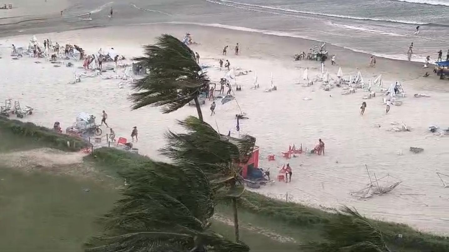Ventos surpreenderam quem estava nas praias da cidade - Reprodução/Redes Sociais