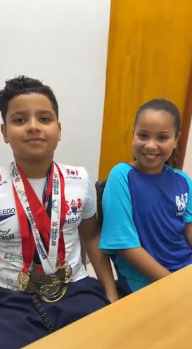 Vítor com a irmã gêmea Vitória