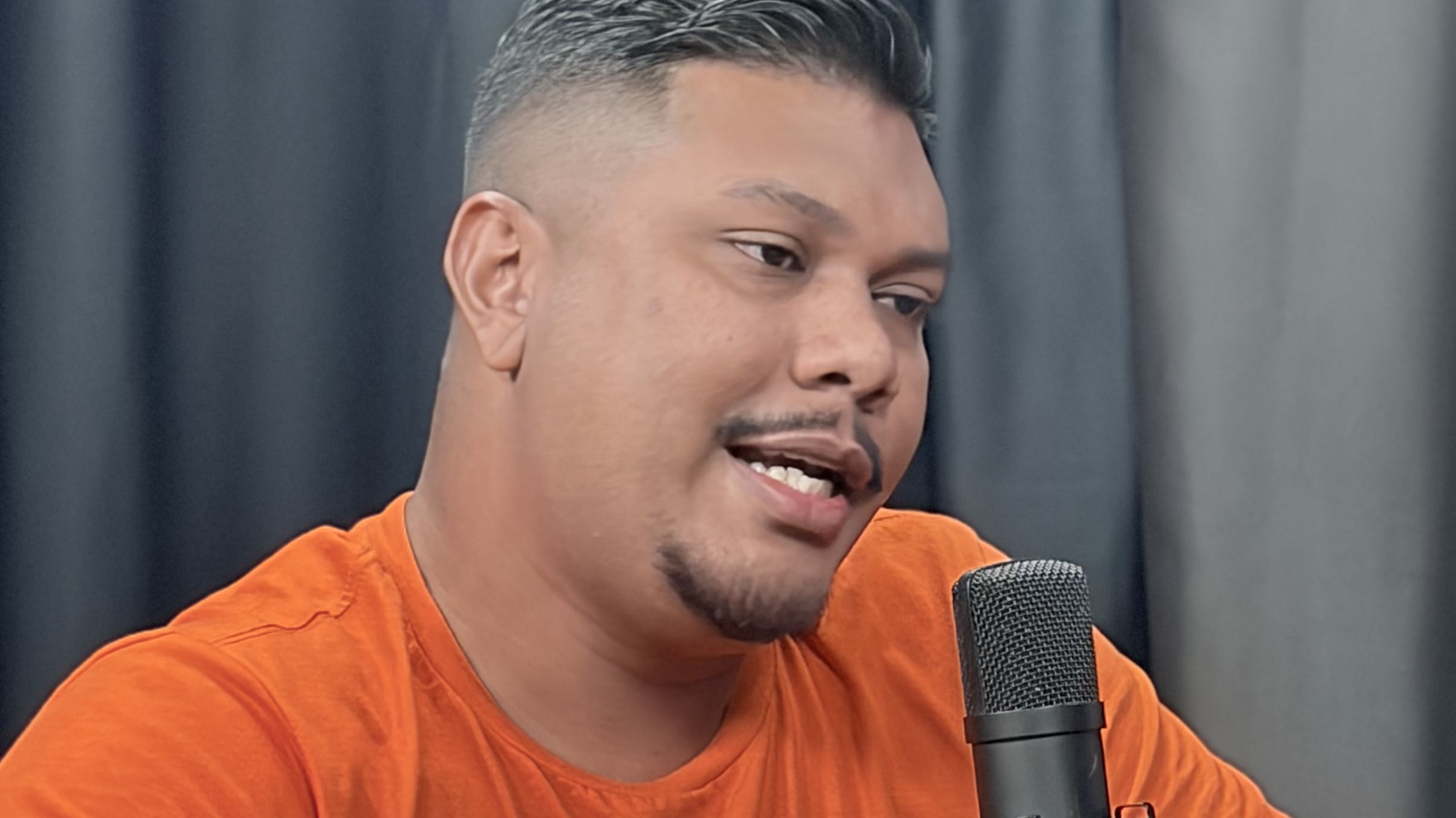 Foto de Caio Folha em entrevista ao podcast Eleições 2026