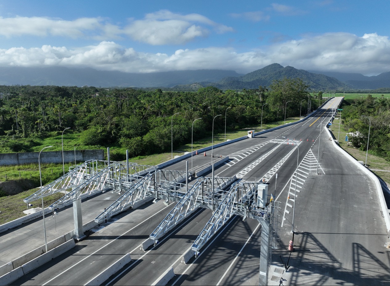 Imagem aerea dos pedágios eletrônicos da rodovia dos Tamoios