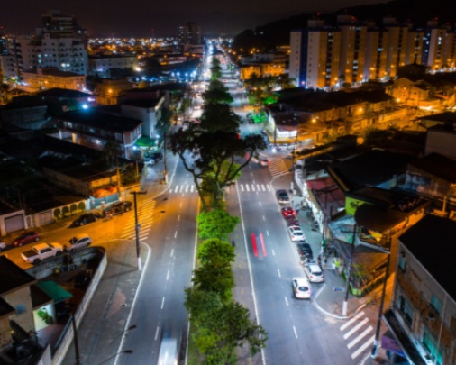 Imagem aérea noturna da Avenida Mallet