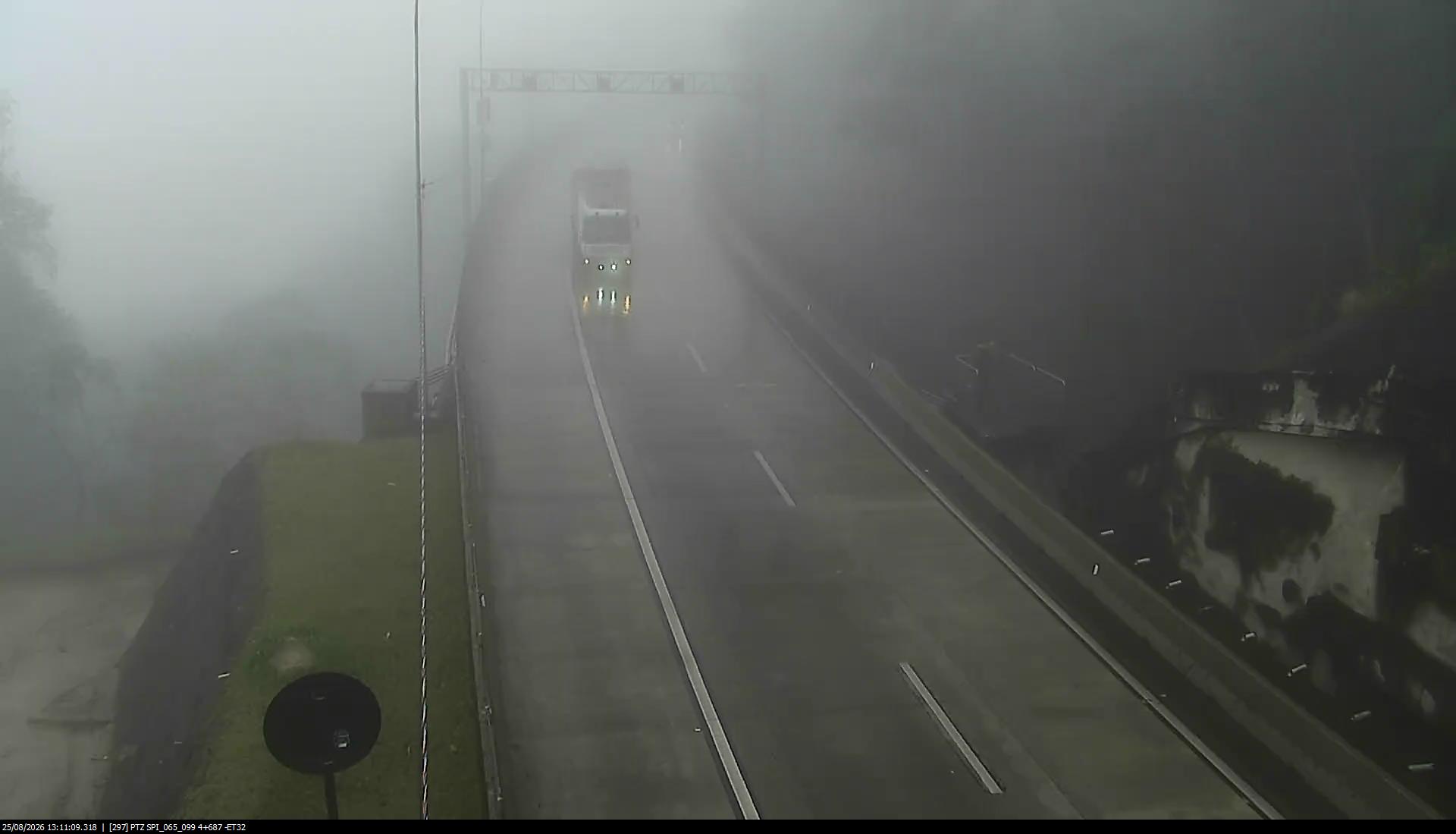 Imagem da rodovia dos Tamoios com neblina e pista molhada