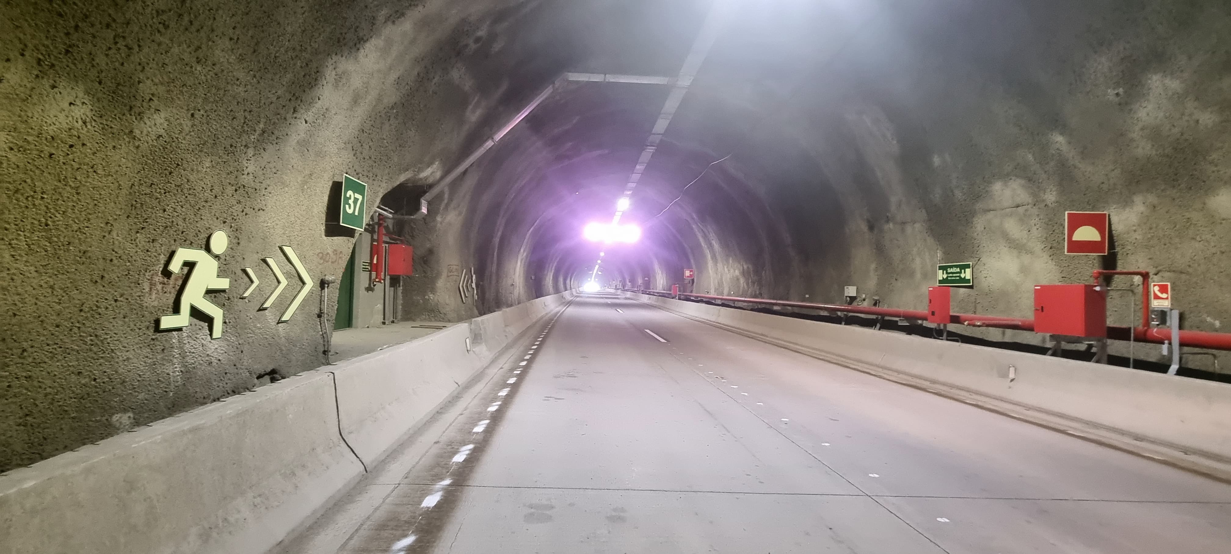 Imagem de dentro de um túnel