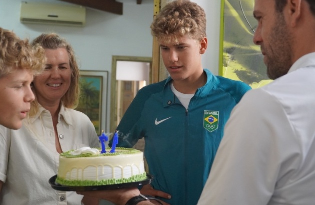 Atleta ganha um bolo de aniversário da família