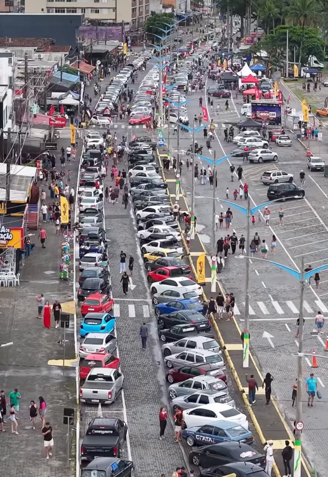 imagem da avenida tomada pelos carros participantes