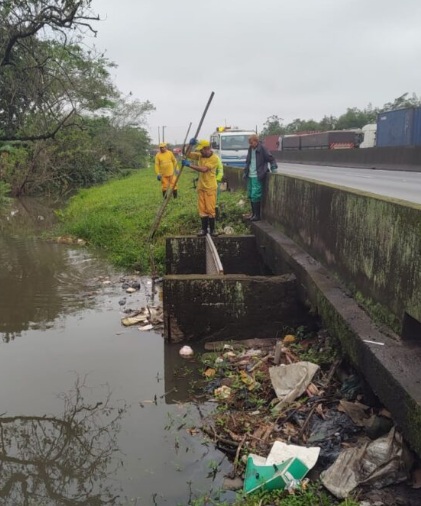 trabalhadores fazendo a limpeza de galerias