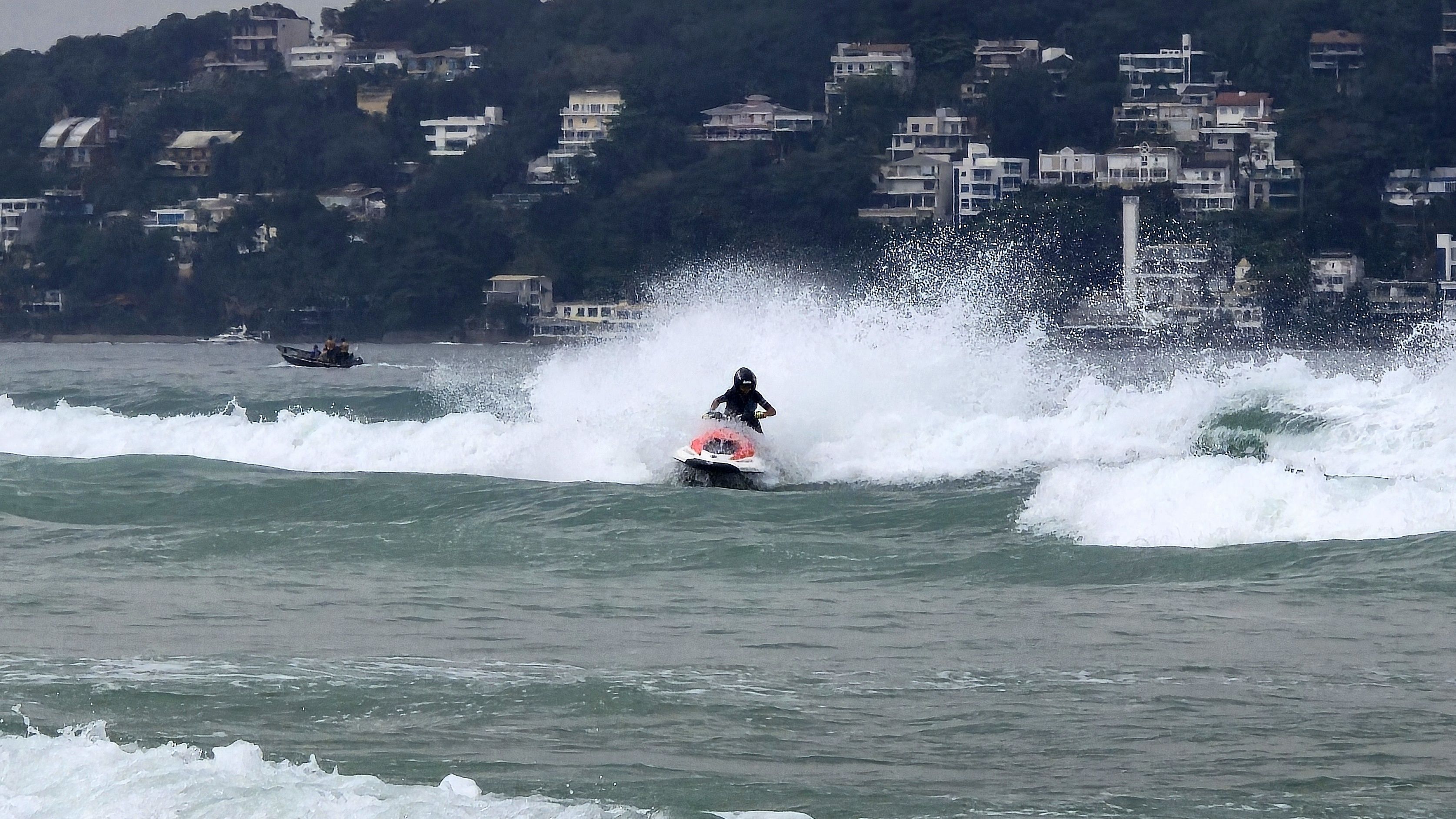 Piloto de jet ski no mar da praia da Enseada, em Guarujá