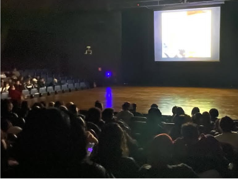 imagem de sala de exibição cheia