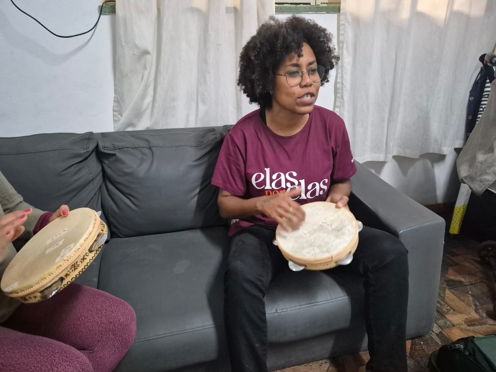 imagem da percussionista que ministra as aulas