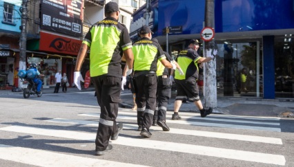 agentes de trânsito ensinando sobre a faixa de pedestres