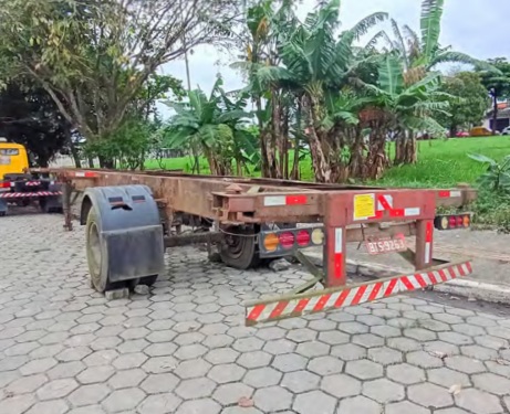imagem de carreta em estado de abandono