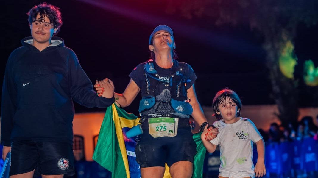 Foto de Bruna Luz cruzando a linha de chegada