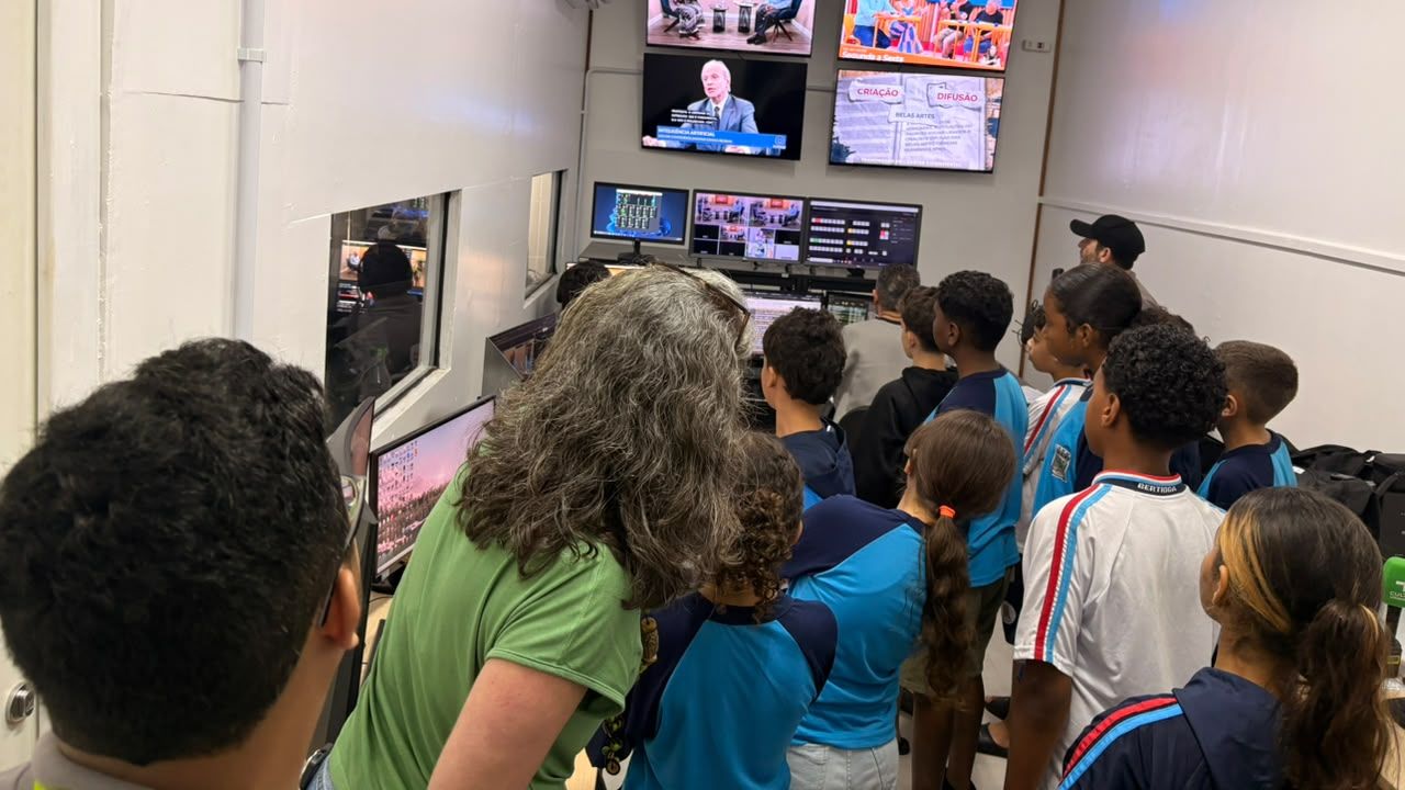 Foto de professora da Escola Cristina dos Santos, mostrando as dependências do Grupo Costa Norte