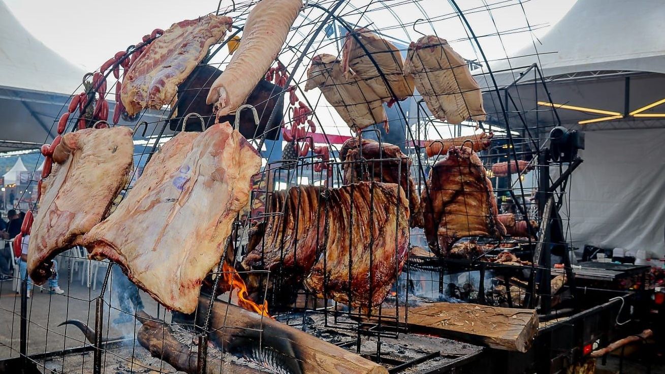 imagem de grelha com carne assando