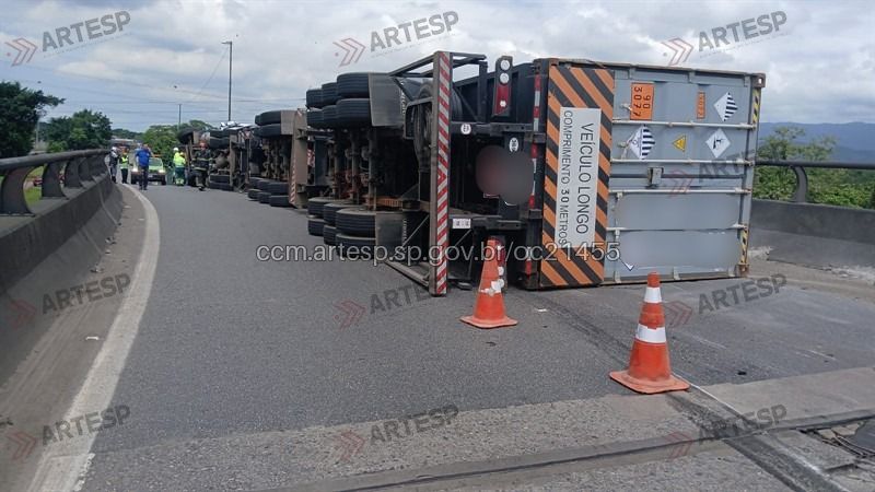 Imagem de caminhão de grande porte tombado