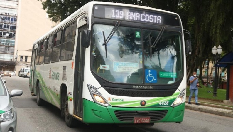 ônibus trafegando pela cidade