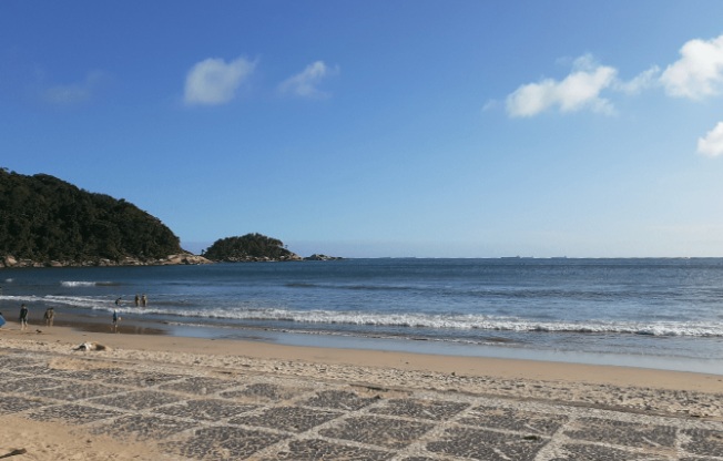 Imagem da praia do Guaiúba