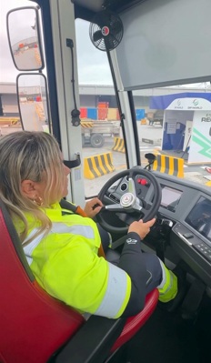 imagem de mulher operando máquina pesada