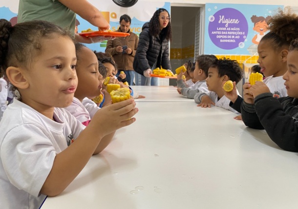 imagem das crianças no refeitório