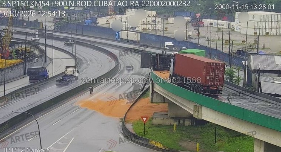 imagem do trânsito causado pelo tombamento