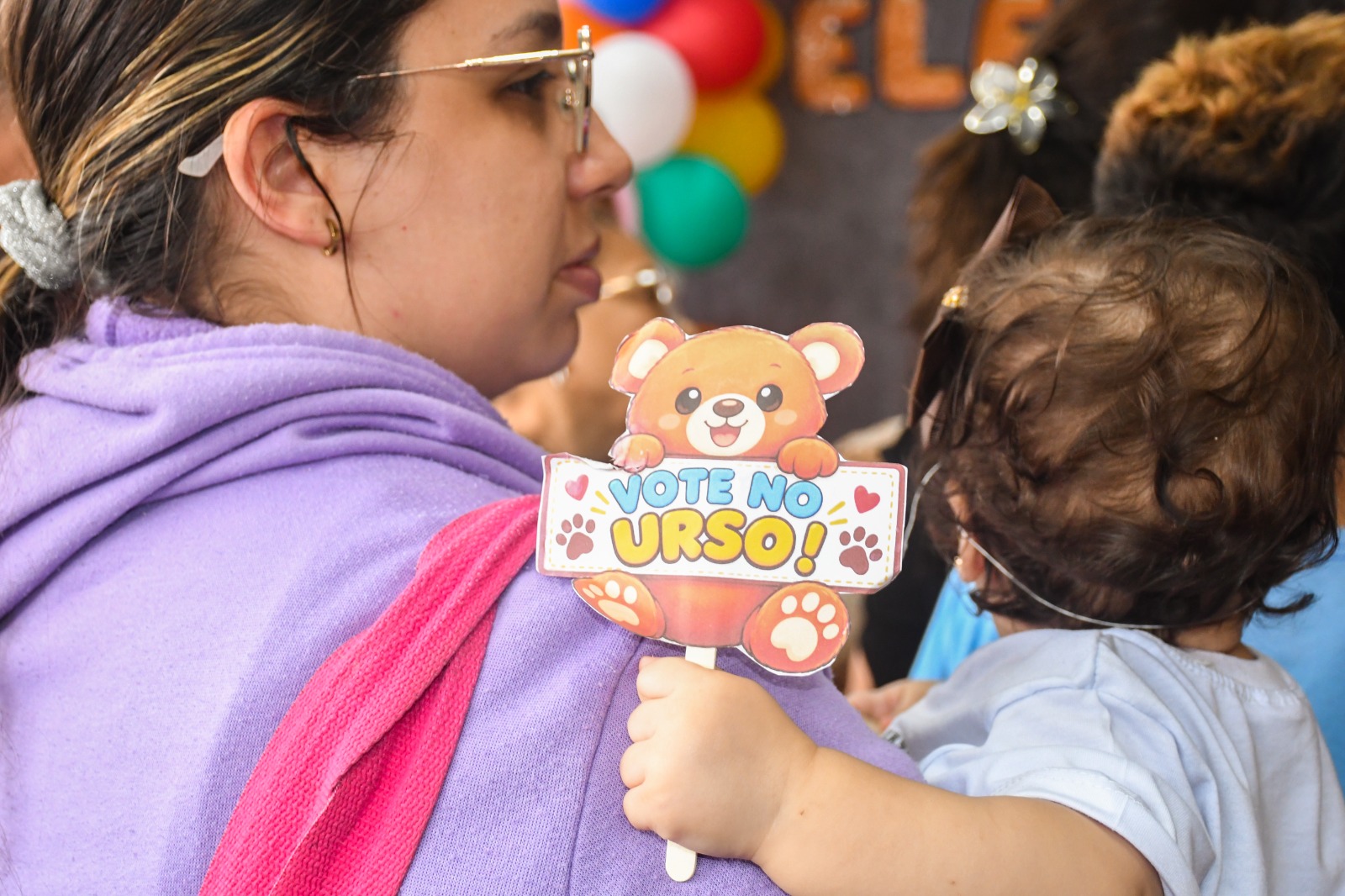 imagem de criança da creche com a mãe