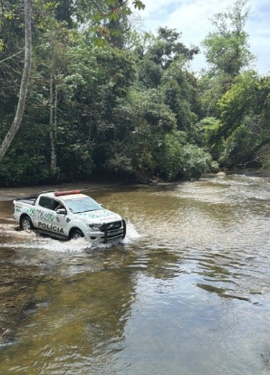 imagem de urnas sendo transportadas de carro para local de difícil acesso